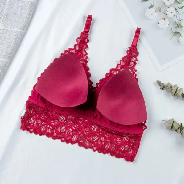 Koronkowy bralet z regulowanymi ramiączkami – lekkość i romantyzm