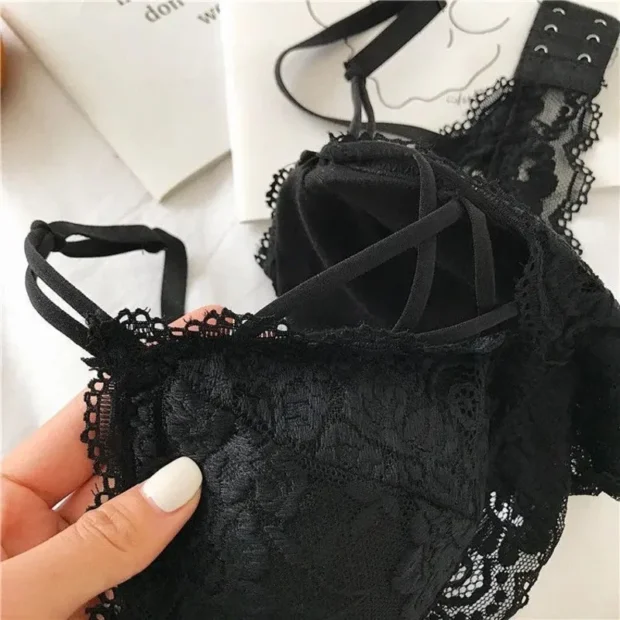 Koronkowa braletka z paskami w stylu bondage