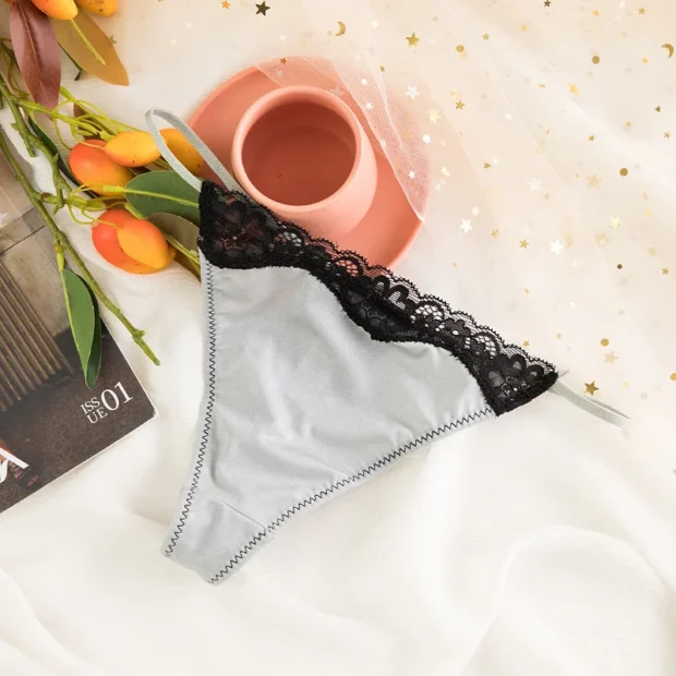 Mikrostringi z koronką i satynową kokardką