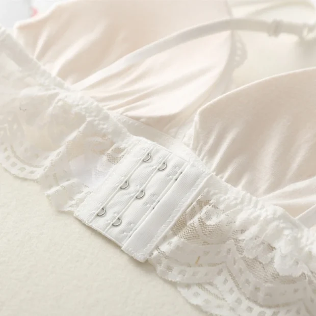 Biustonosz typu bralette z efektem push up