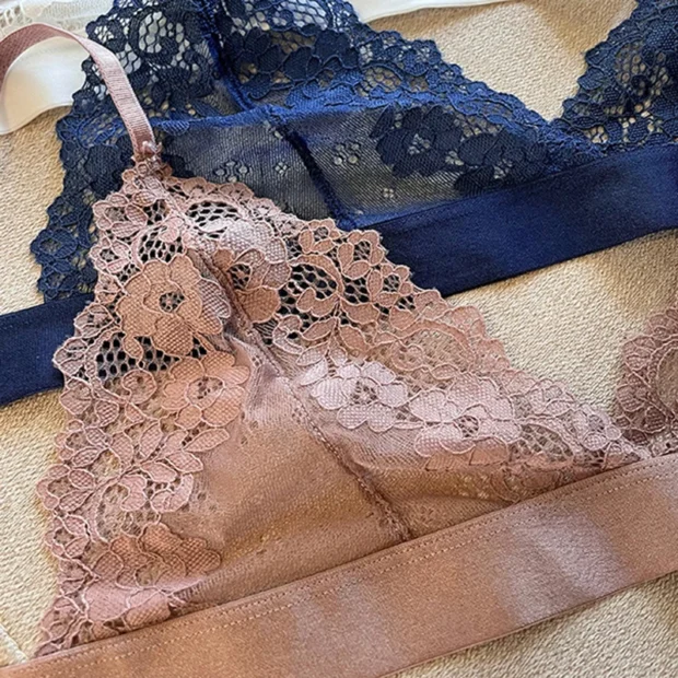 Klasyczny koronkowy bralette z transparentnym efektem i miękkim push upem