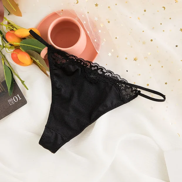 Mikrostringi z koronką i satynową kokardką