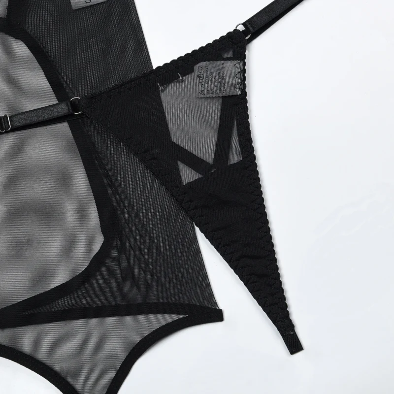 Transparentny komplet z tiulową spódniczką i biustonoszem cut-out