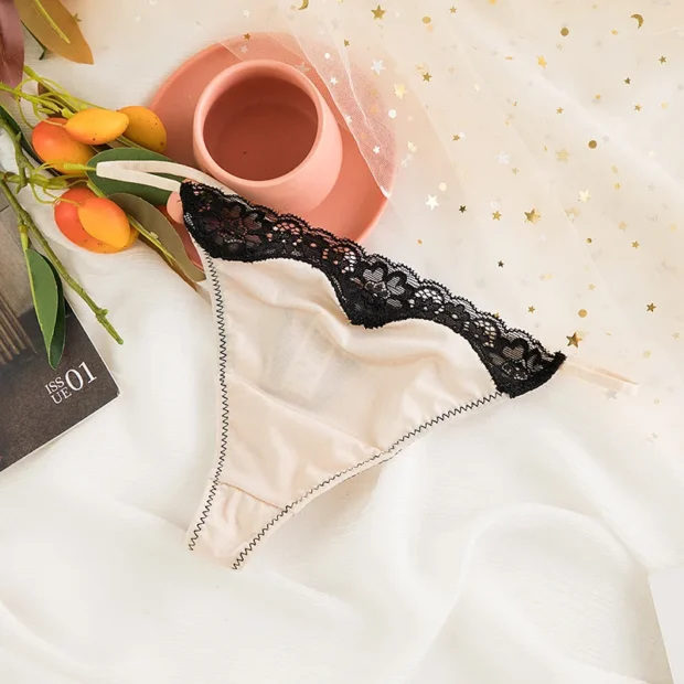 Mikrostringi z koronką i satynową kokardką