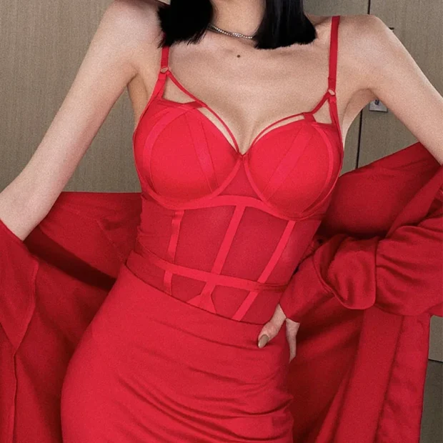 Body modelujące z transparentnymi panelami i miseczkami typu push-up