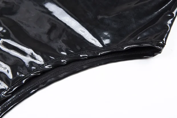 Body z połyskującego materiału z głębokim dekoltem