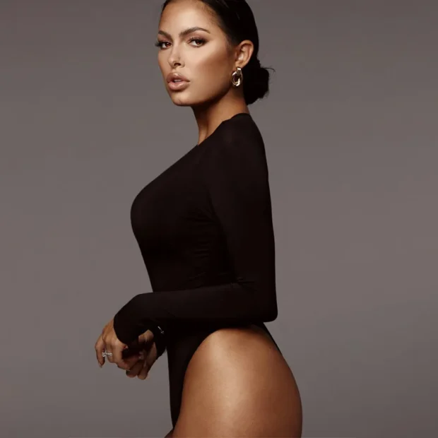 Body z długim rękawem modelującym sylwetkę
