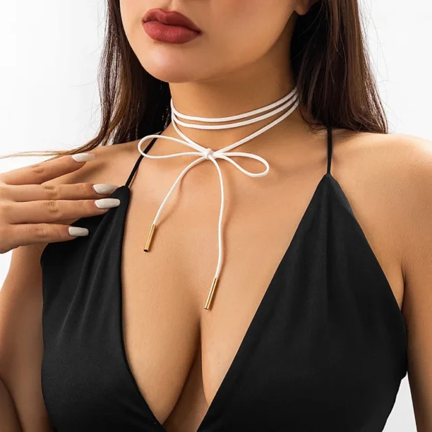 Choker wiązany z metalowymi końcówkami