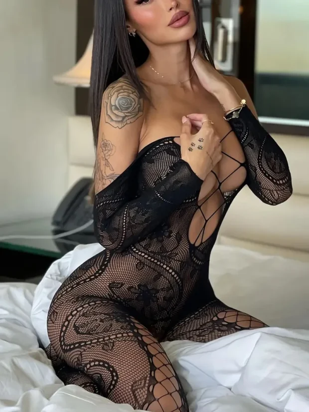 Bodystocking z półprzezroczystej koronki z wycięciami i rękawem