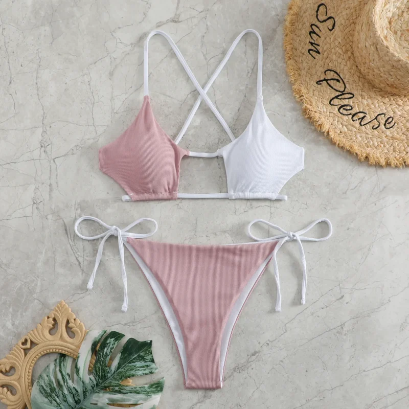 Bikini z asymetrycznym topem i kontrastowym kolorem
