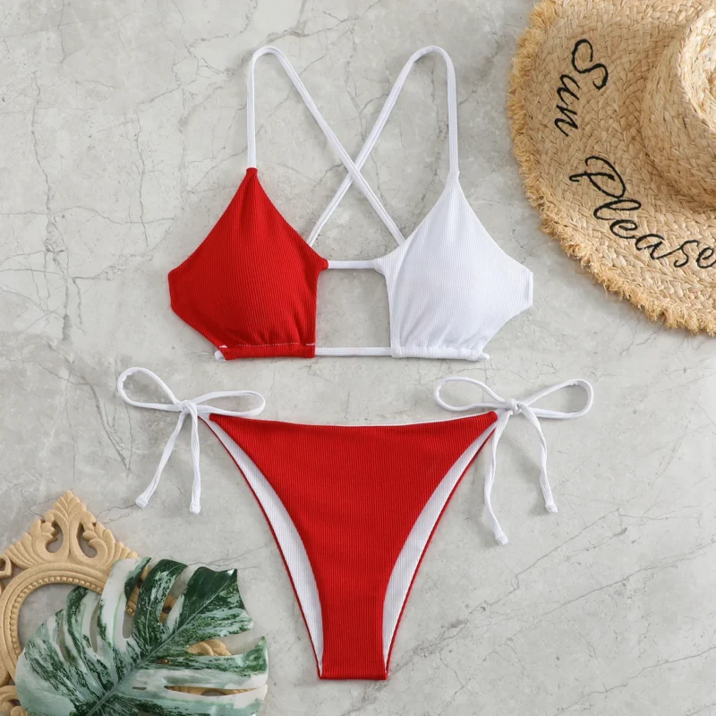 Bikini z asymetrycznym topem i kontrastowym kolorem