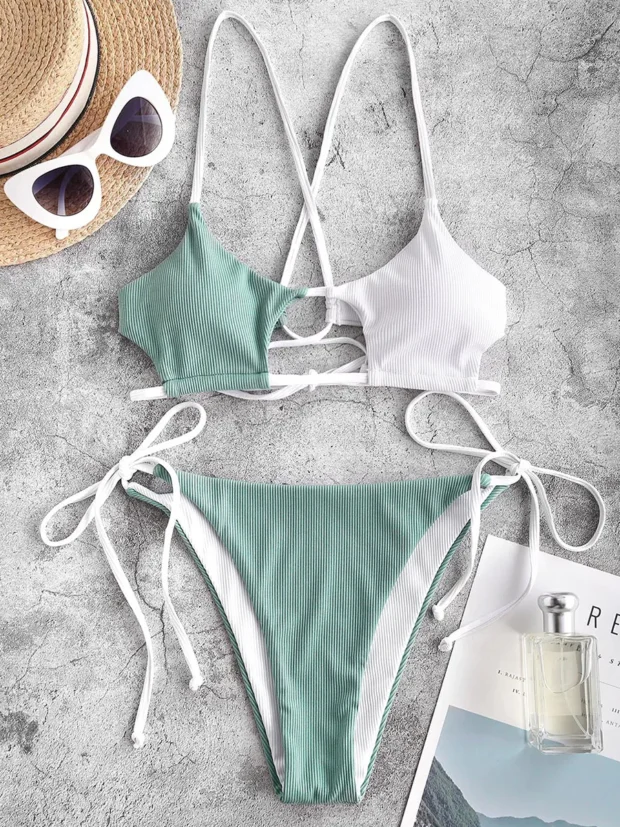 Bikini z asymetrycznym topem i kontrastowym kolorem