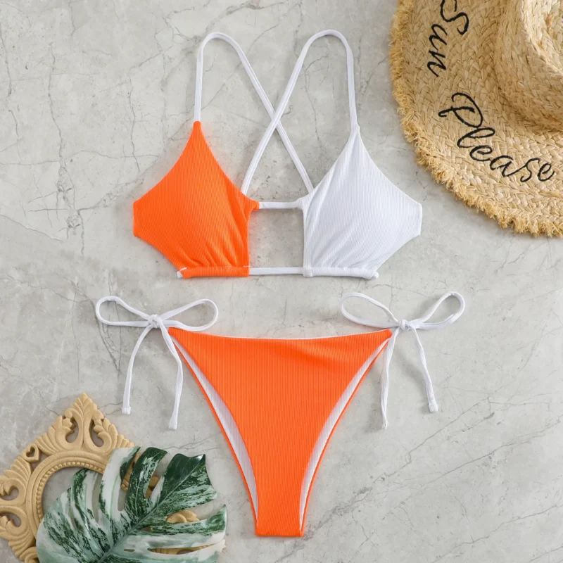 Bikini z asymetrycznym topem i kontrastowym kolorem