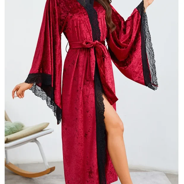 Szlafrok z koronkowym wykończeniem