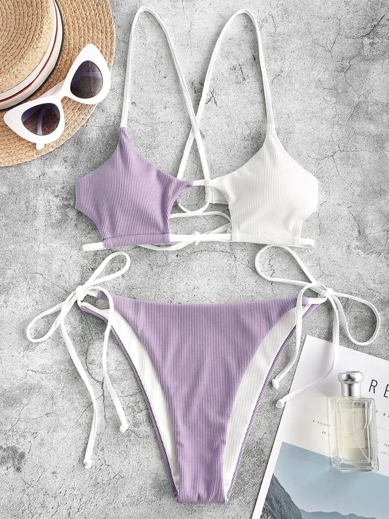 Bikini z asymetrycznym topem i kontrastowym kolorem