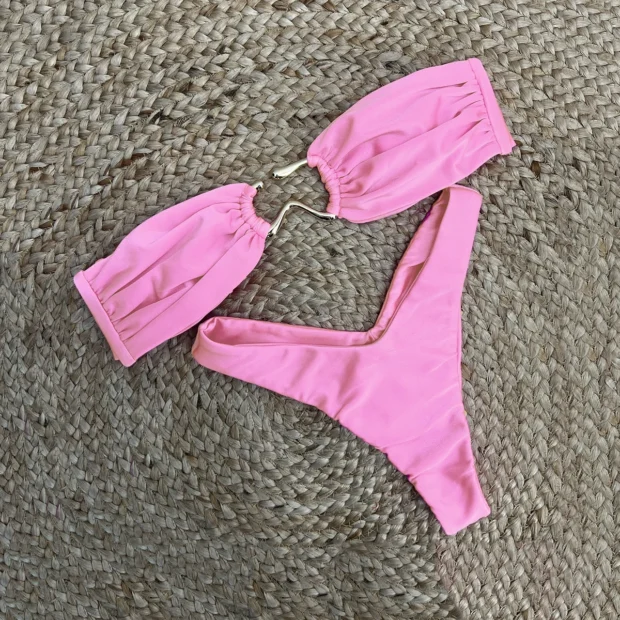 Dwuczęściowy kostium kąpielowy bandeau z wycięciem i pierścieniem