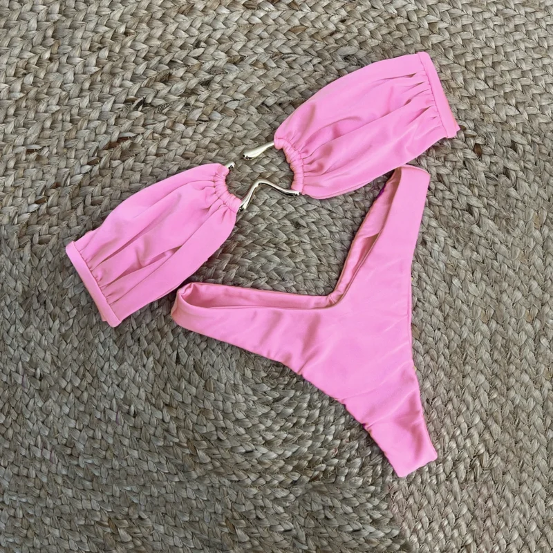 Dwuczęściowy kostium kąpielowy bandeau z wycięciem i pierścieniem