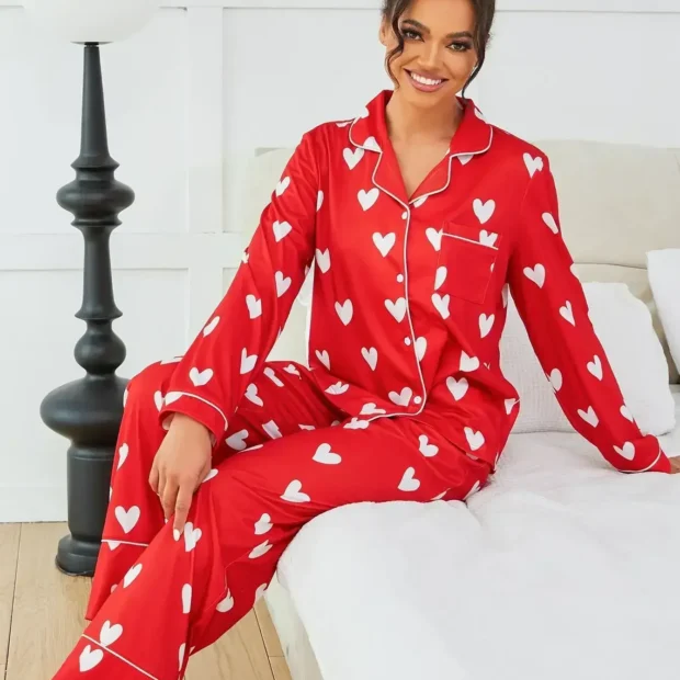 Czerwona piżama z nadrukiem serc i kontrastową lamówką
