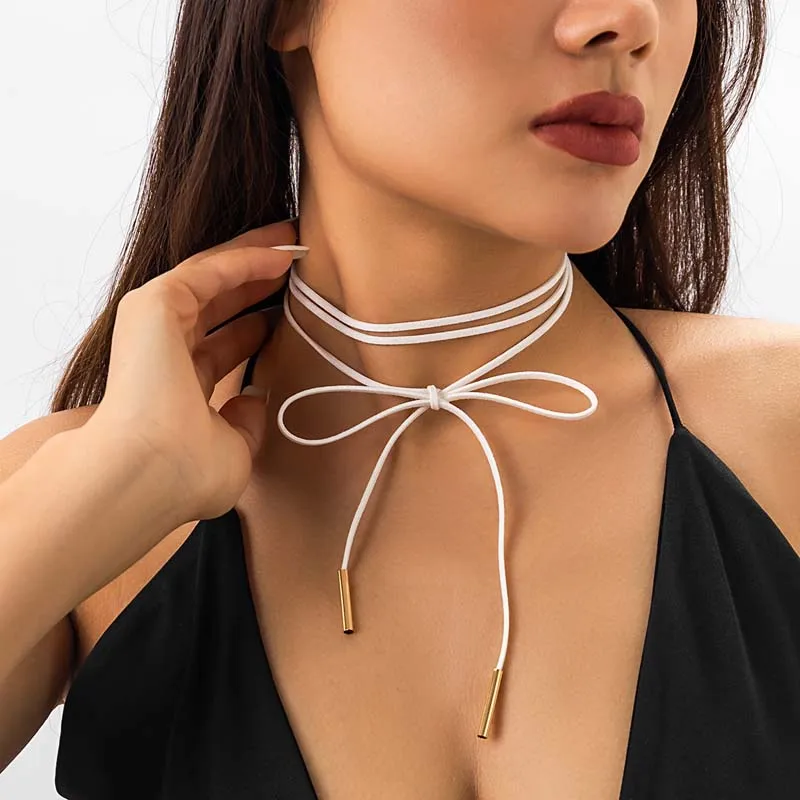 Choker wiązany z metalowymi końcówkami