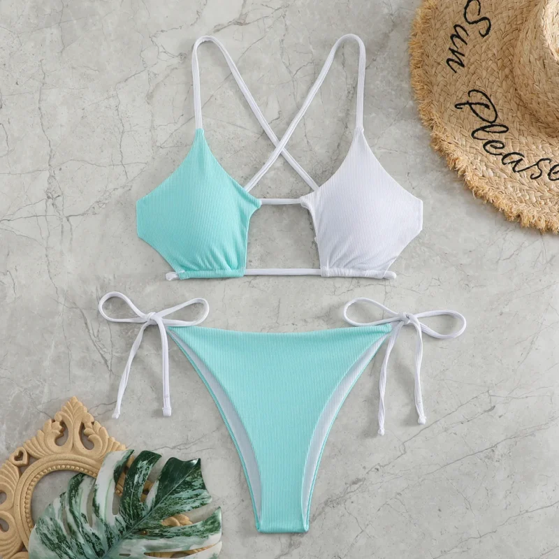 Bikini z asymetrycznym topem i kontrastowym kolorem