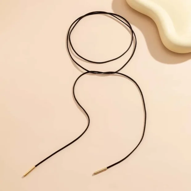 Choker wiązany z metalowymi końcówkami