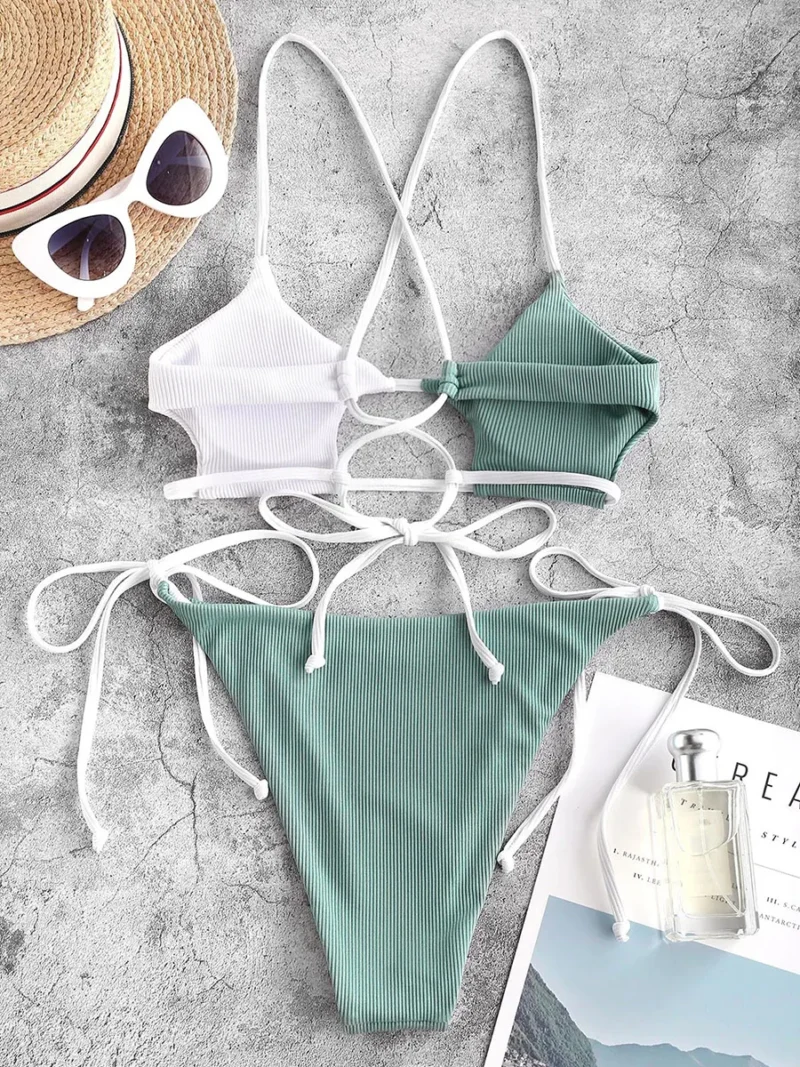 Bikini z asymetrycznym topem i kontrastowym kolorem
