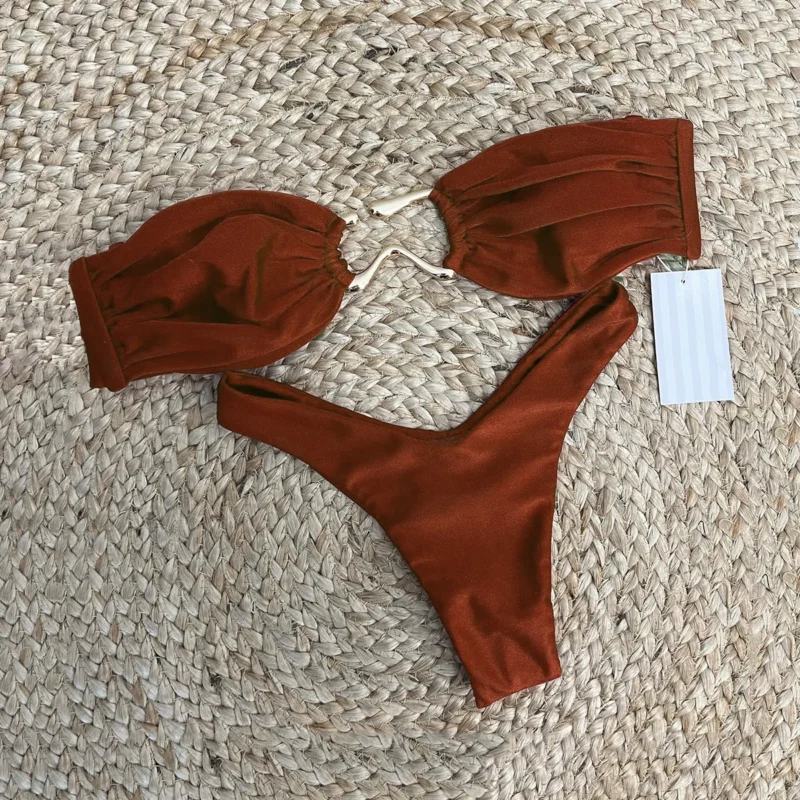 Dwuczęściowy kostium kąpielowy bandeau z wycięciem i pierścieniem