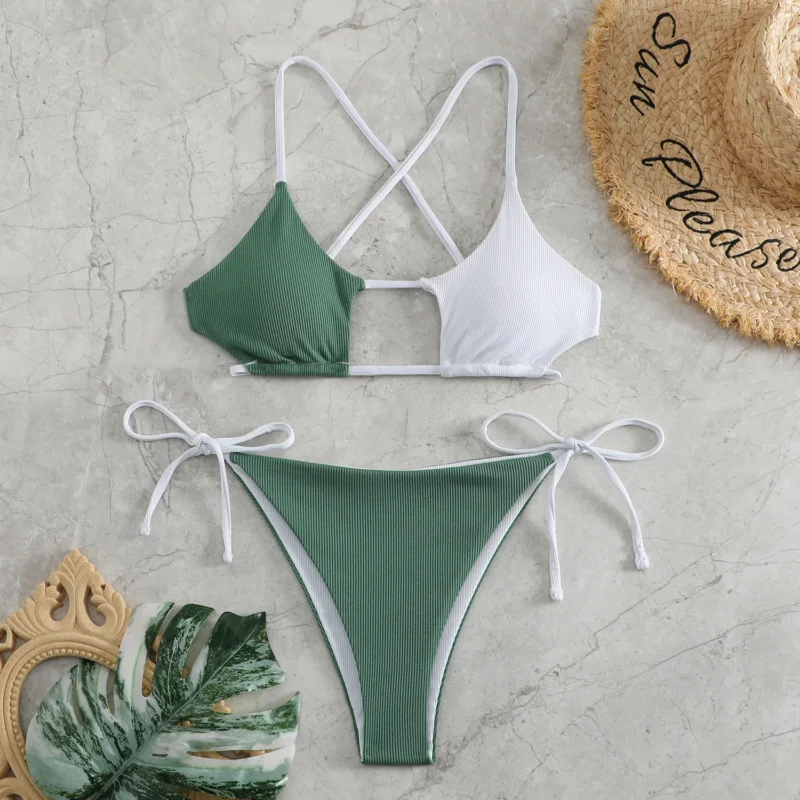 Bikini z asymetrycznym topem i kontrastowym kolorem