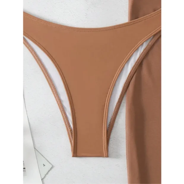 Trzyczęściowe bikini i długą spódnicą z marszczeniem