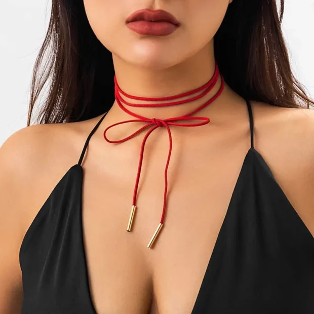 Choker wiązany z metalowymi końcówkami