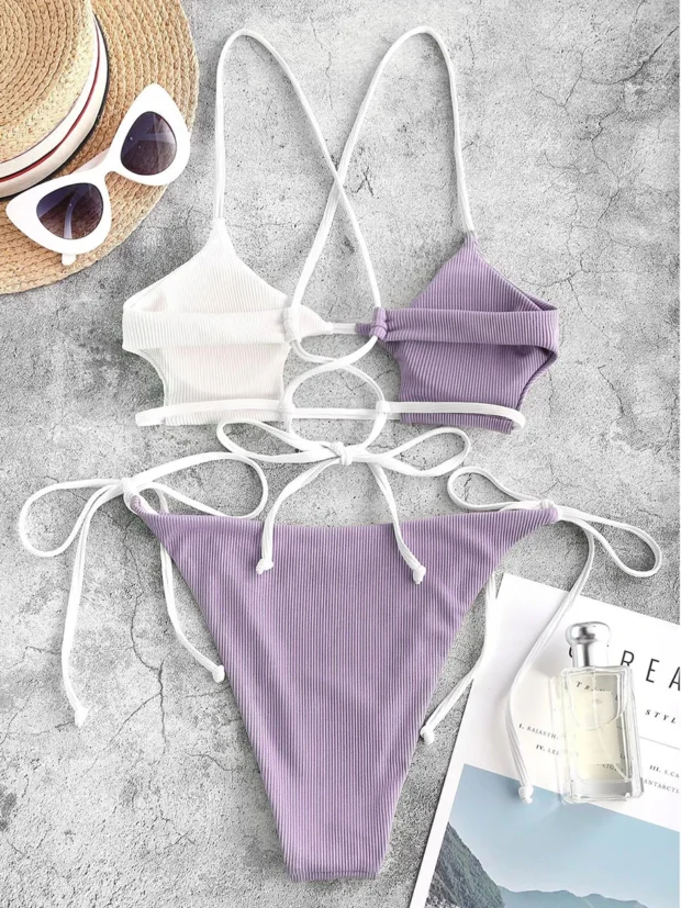 Bikini z asymetrycznym topem i kontrastowym kolorem