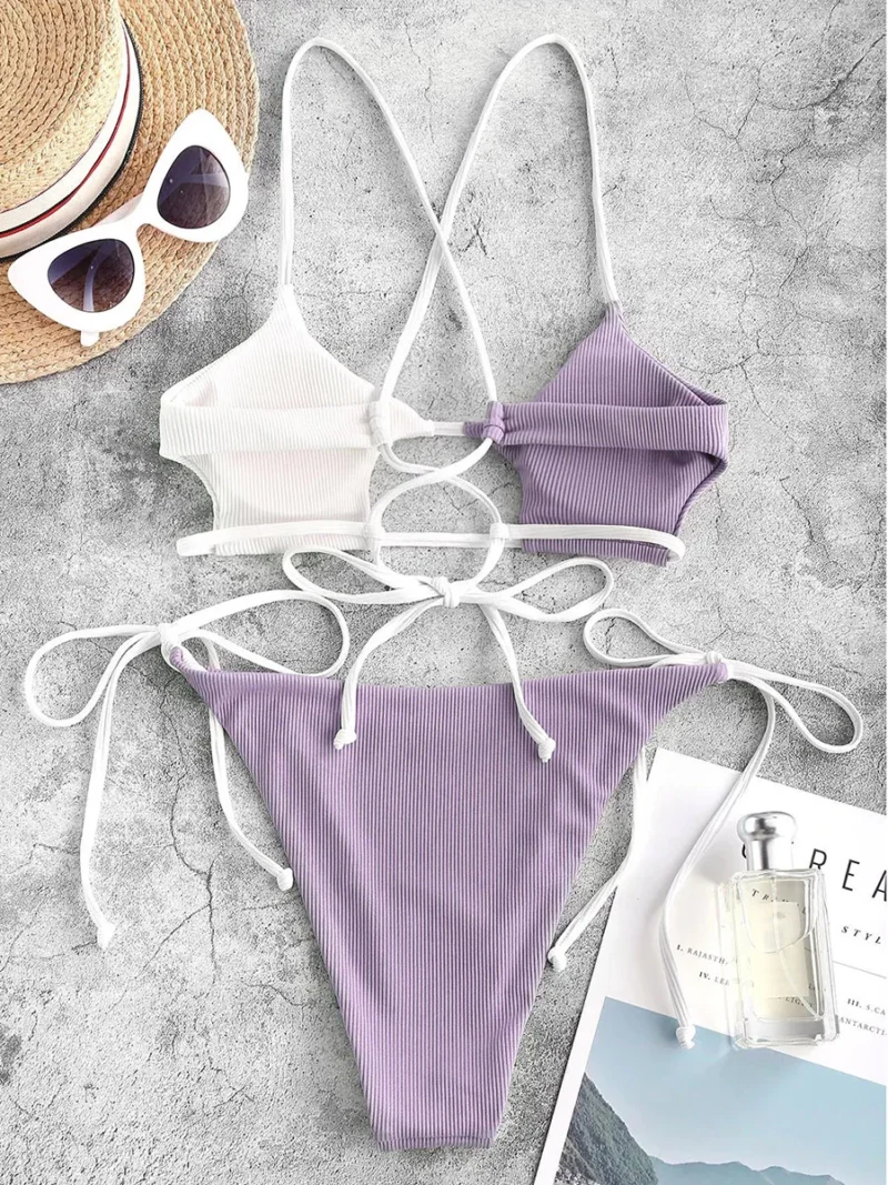 Bikini z asymetrycznym topem i kontrastowym kolorem