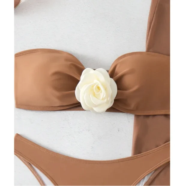 Trzyczęściowe bikini i długą spódnicą z marszczeniem