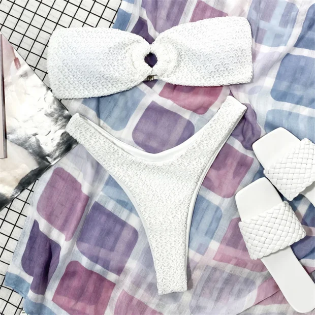 Dwuczęściowy kostium kąpielowy bandeau z fakturą i ozdobnym wycięciem