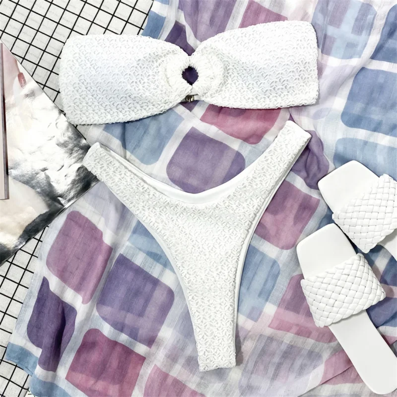 Dwuczęściowy kostium kąpielowy bandeau z fakturą i ozdobnym wycięciem