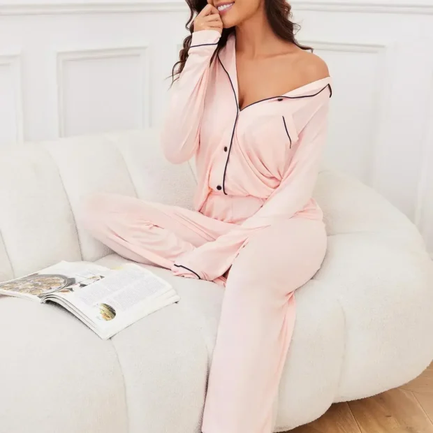 Pudroworóżowa piżama z długim rękawem, guzikami i kontrastową lamówką