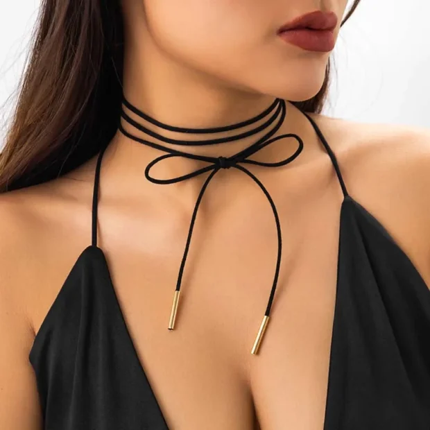 Choker wiązany z metalowymi końcówkami — Czarny