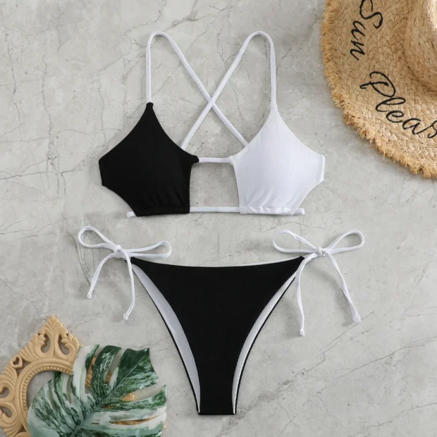 Bikini z asymetrycznym topem i kontrastowym kolorem