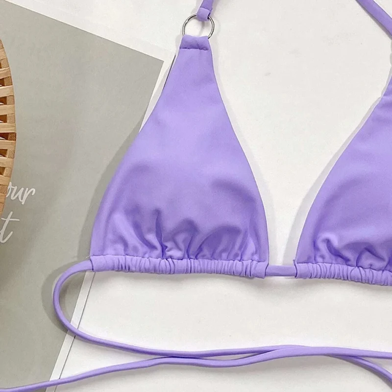 Bikini z wiązaniem w talii i metalowymi akcentami