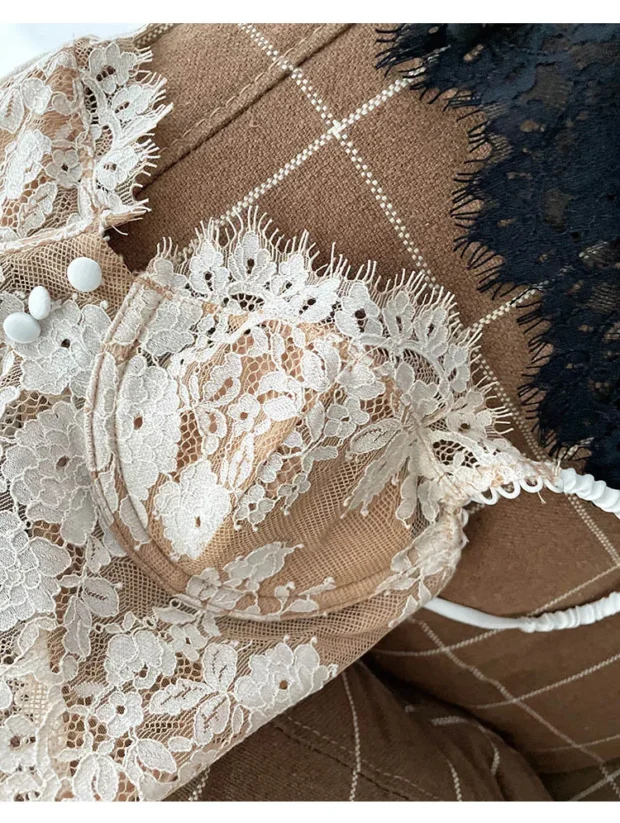 Koronkowy biustonosz typu bralette z efektem push-up