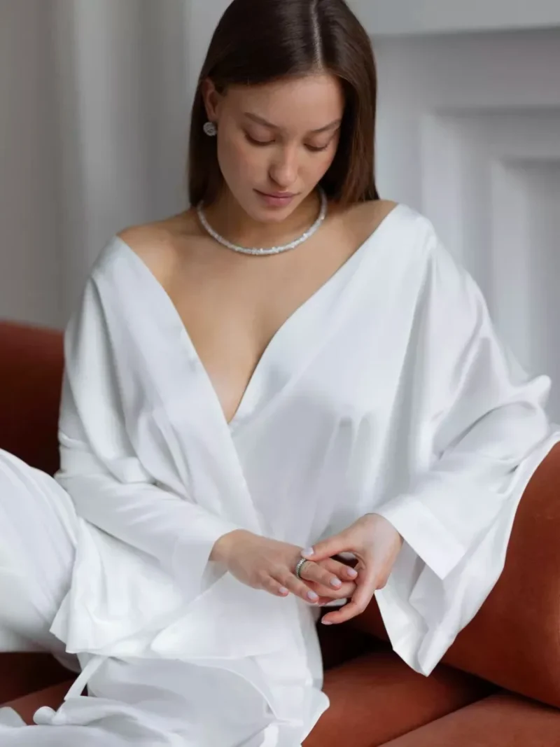 Satynowy komplet z wiązanym kimono