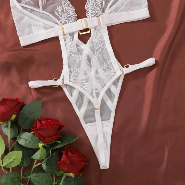 Body damskie białe z łańcuszkiem, haftem i obrożą