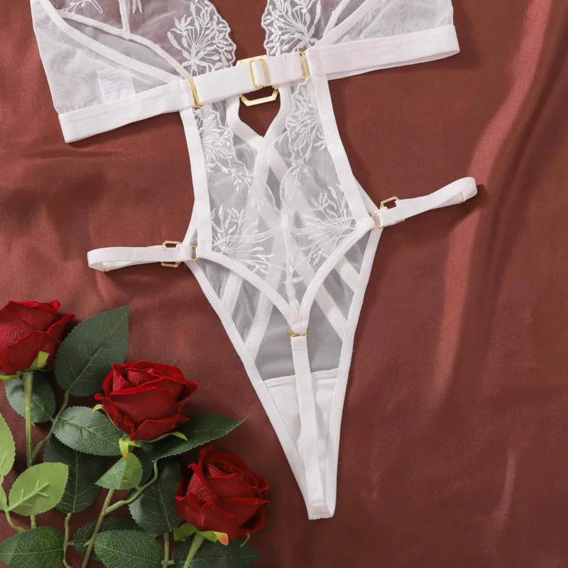 Body damskie białe z łańcuszkiem, haftem i obrożą