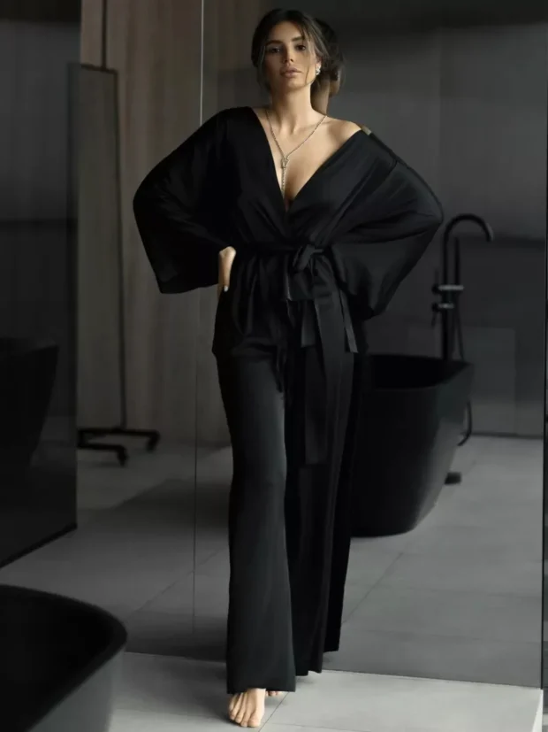 Satynowy komplet z wiązanym kimono