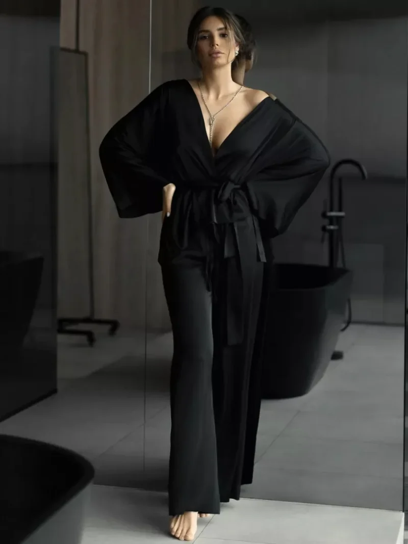 Satynowy komplet z wiązanym kimono