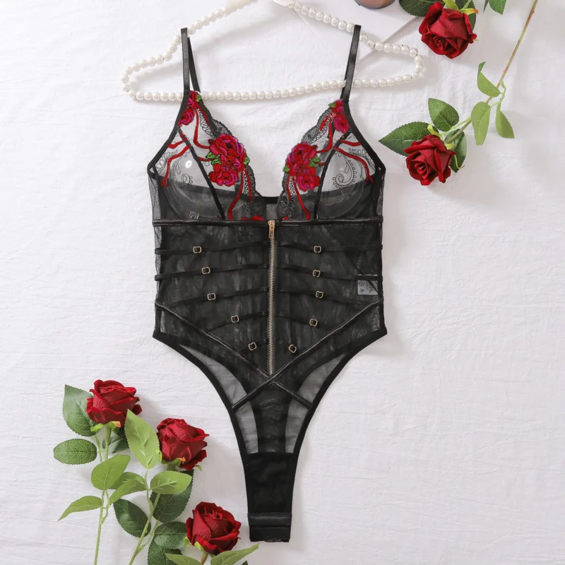 Body z haftem i detalami w stylu bondage