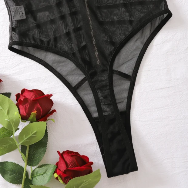 Body z haftem i detalami w stylu bondage