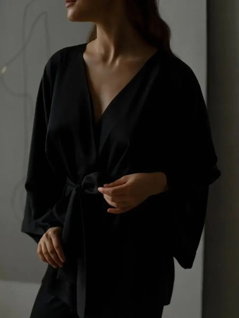 Satynowy komplet z wiązanym kimono