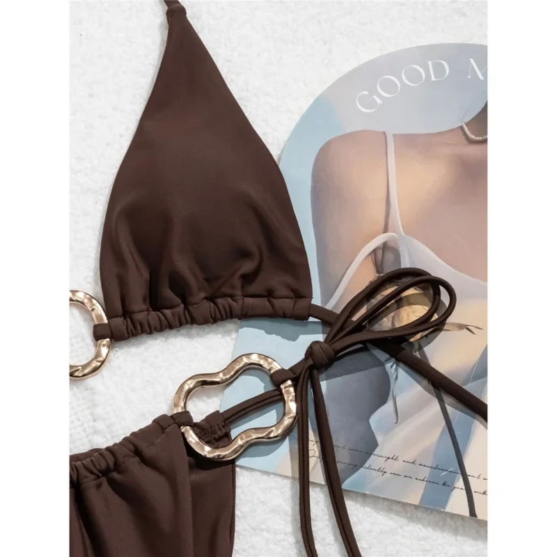 Bikini z ozdobnymi klamrami i wiązaniem