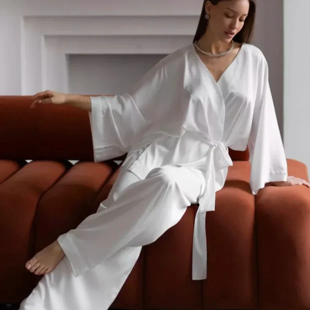 Satynowy komplet z wiązanym kimono